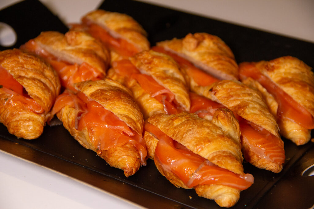 mini croissant de salmón